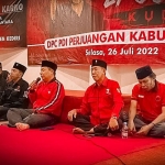 Ketua DPC PDIP Kabupaten Kediri, Murdi Hantoro (pegang mik), saat menyampaikan sambutan sebelum acara tahlilan dimulai. Foto: Ist