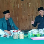 H. Syafiuddin Asmoro (kiri) bersama Ketua PCNU Bangkalan KH. Makki Nasir.