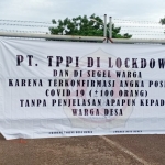 Gerbang pintu masuk utama PT Trans Pacific Petrochemical Indotama (TPPI) di Desa Remen, Kecamatan Jenu, Kabupaten Tuban yang disegel warga.
