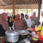 Chef Agus saat mengajari Ibu-ibu warga Desa Pagung cara membuat kue yang benar. Foto: Ist