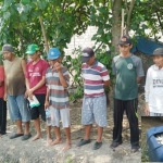 Ketujuh orang pencari ikan yang diamankan warga. Inset: Jiriken berisi ikan hasil tangkapan yang berhasil diamankan warga.