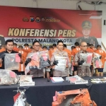 Wakapolresta Malang Kota, AKBP Oskar Syamsuddin saat konferensi pers di Polresta Malang Kota, Jumat (26/9/2025).