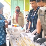 Petugas dari BNN saat melakukan tes urine di SMAN 2 Kota Batu.
