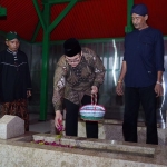 Bupati Kediri Hanindhito Himawan Pramana saat menaburkan bunga ke salah satu pusara leluhur di Makam Setonogedong. Foto: Ist.