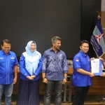 Ketua DPD Demokrat Jawa Timur Emil Elestianto Dardak (dua dari kanan) menyerahkan SK DPP kepada Imam Sutiono. 