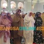 Gubernur Jawa Timur Khofifah Indar Parawansa melaksanakan salat gaib untuk para korban banjir bandang dan longsor. Foto: Devi Fitri Afriyanti/BANGSAONLINE.com 