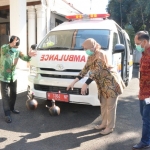 SIMBOLIS: Penyerahan bantuan satu mobil ambulans kepada Gugas Covid-19 Sidoarjo, di Pendopo Delta Wibawa, Kamis (4/6). foto: ist