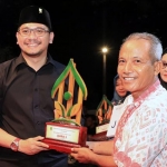 Penyerahan trofi juara lomba kampung sehat oleh Plt. Wali Kota Pasuruan R. Teno P.