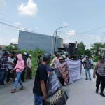 Massa Aliansi Pemuda dan Mahasiswa Peduli Jawa Timur (APMP) Jatim saat menggelar demo di depan kantor KPU Bangkalan, Kamis (21/3/2024).