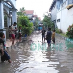 Banjir merendam Desa Mangelo hingga memutus akses jalan. foto: YUDI EP/ BANGSAONLINE