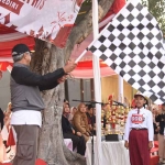 Wakil Wali Kota Kediri saat memberangkatkan peserta lomba baris. Foto: Ist