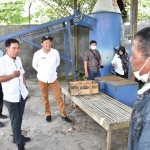 Kepala Dinas Lingkungan Hidup dan Kebersihan (DLHK) Sidoarjo M. Bahrul Amig (dua dari kiri) saat ditemui di TPA Jabon.