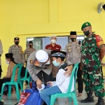 Kapolres Mojokerto, AKBP Rofiq Ripto Himawan, saat menyantuni anak yatim piatu dalam giat Safari Ramadan.