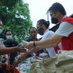Para aktivis IKA Stikosa AWS bersama Gusdurian dan Perhimpunan Indonesia Tionghoa (INTI) Surabaya saat membagikan takjil kepada warga dan pengendara yang melintas di sekitar kampus Stikosa-AWS Surabaya, Jumat (7/5/2021). foto: ist