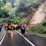 Petugas melakukan pembersihan sisa-sisa material di lokasi longsor.