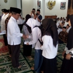 Bupati Indartato saat memberikan santunan kepada yatim piatu. Foto: IST
