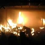 HANGUS – Gudang mebelar ekspor yang terbakar, Selasa malam. foto: zaenal/BANGSAONLINE)