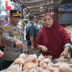 Kapolres Probolinggo Kota bersama Tim Satgas Pangan saat sidak harga dan stok barang di Pasar Baru.