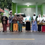 Penyuluh Agama Islam (PAI) Bangkalan bersama KUA Klampis, LAZ Sidogiri Bangkalan, serta PAC IPNU-IPPNU Klampis foto bareng sebelum membagikan takjil.