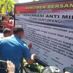 Forpimda, elemen masyarakat dan tokoh lintas agama saat menandatangani kesepakatan komitmen bersama dalam deklarasi anti miras.