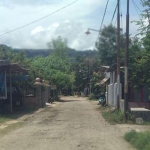 Kondisi jalan yang masih tampak rusak, namun belum ada perbaikan. foto: YUNIARDI SUTONDO/ BANGSAONLINE