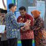 Walikota Tri Rismaharini menerima penghargaan KLA 2015 dari Presiden Joko Widodo. 