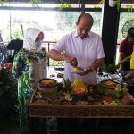 Irjen Pol Drs. Adnas M.Si. memotong tumpeng saat Grand Opening Warung Dulang 88 (Wadul 88) Family Resto & Cafe.
