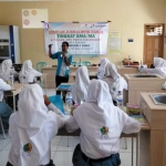 Para siswa siswi SMAN 1 Soko mendengarkan paparan materi dari RPS.