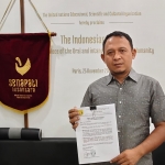 Nurjianto, Wasekjen Senapati Nusantara saat menunjukkan bukti penolakan. (Ist). 
