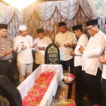 Wabup Moh Qosim bersama pejabat Forkopimda saat di makam Waliyullah. Foto: Syuhud/ BANGSAONLINE


