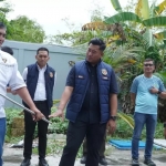 Tim gabungan Satreskrim Polres Lamongan dan Diskoperindag saat sidak BBM di salah satu SPBU