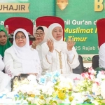 Khofifah Indar Parawansa saat istighosah dan doa bersama yang digelar oleh PC Muslimat NU Bangil di Masjid Agung Bangil, Sabtu (25/1/2025) siang.