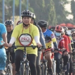 Pj Wali Kota Kediri, Zanariah, saat bersepeda mengunjungi beberapa kantor kelurahan. Foto: Ist