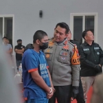 Oknum anggota perguruan silat yang ditangkap karena menjadi pengedar pil dobel L saat dimintai keterangan oleh Kapolres Blitar AKBP Arif Fazlurrahman.