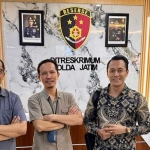 Nang Engki Anom Suseno (pinggir kanan) bersama rekan advokat yang tergabung dalam lembaga hukum W.E.T. Law Institute