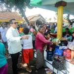 Pj Wali Kota Mojokerto saat mengunjungi korban terdampak banjir.