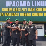 Pangdam V/Brawijaya, Mayjen TNI Rudy Saladin, M.A (dua dari kiri) saat upacara likuidasi. Foto: Devi/BANGSAONLINE.com