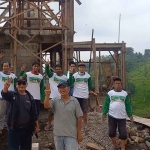 Pendiri RGS Indonesia, Moh Khozin (kiri depan), ketika mengampanyekan Prabowo-Gibran kepada komunitas tukang dan kuli bangunan di Pandaan, Pasuruan. Foto: Ist