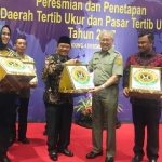 TERIMA PENGHARGAAN: Bupati Sidoarjo H Saiful Ilah saat menerima penghargaan Pasar Tertib Ujur, di Bandung, Senin (4/12).