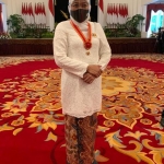 Gubernur Jawa Timur, Khofifah Indar Parawansa seuisa menerima anugerah tanda kehormatan Bintang Mahaputra Utama dari Presiden Joko Widodo di Istana Negara, Rabu (11/11). foto: ist/ bangsaonline.com