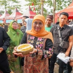 Khofifah saat menghadiri Bazar Durian Kecamatan Pasrepan.