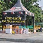 Inilah tenda yang didirikan Muhammad Sholeh untuk posko menggugat Gubernur Jawa Timur Khofifah Indar Parawansa. Tenda kecil itu didirikan di dekat Monomen Gubernur Surya di depan Gedung Negara Grahadi Jalan Gubernur Suryo Kaliasin Surabaya. Foto: BANGSAONLINE