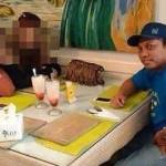 SANTAI - Foto pria persis Gayus di sebuah restoran di Jakarta, yang diunggah pengguna akun Facebook, Baskoro Endrawan, Senin (21/9). foto istimewa/detik.com
