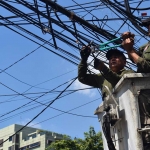 Satpol PP bersama dengan Dinas Sumber Daya Air dan Bina Marga (DSDABM) Surabaya menggelar penertiban kabel utilitas, Kamis (1/5/2025).