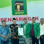 Ketua DPD Golkar Gresik Ahmad Nurhamim saaat mengembalikan form pendaftaran bacabup di PPP. foto: SYUHUD/BANGSAONLINE