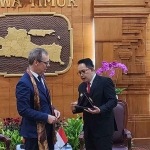 Pj Gubernur Jatim, Adhy Karyono, saat menerima kunjungan Duta Besar Swiss untuk Indonesia, Timor Leste dan ASEAN, Olivier Zehnder.