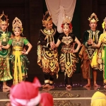 Pegelaran seni budaya Kabupaten Kediri di TMII yang menampilkan lagu daerah dan sendratari dengan cerita 