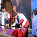 Pj Gubernur Jatim, Adhy Karyono, saat meresmikan Wisata Baru Glamour Camping Zona KIP di Desa Wisata Tumpak Selo, Desa Petahunan, Kecamatan Sumbersuko, Lumajang.