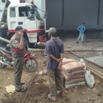 Petugas Satpol PP Kota Pasuruan saat menghentikan paksa pembangunan sebuah gedung.