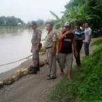 etugas Satpol PP Bojonegoro sedang melakukan pengecekan tanggul bengawan solo yang longsor. foto: eky nurhadi/ BANGSAONLINE